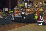 Feuerwehrleute im Einsatz beim Take-Away. (Bild Feuerwehr Sursee)