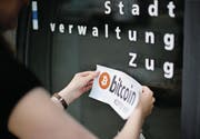 Auf der Stadtverwaltung in Zug wird die Kryptowährung Bitcoin akzeptiert. (Bild: Stefan Kaiser)