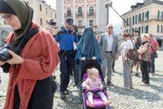 1. Juli: Im Tessin tritt das Burkaverbot in Kraft. Ab jetzt ist es verboten, in der Öffentlichkeit das Gesicht zu verhüllen. Andernfalls drohen Bussen zwischen 100 und 1000 Franken. In Locarno ermahnt die Polizei Nora Illi, Frauenbeauftragte des Islamischen Zentralrats der Schweiz IZRS, ihr Gesicht nicht zu verhüllen (unser Bild). (Bild: Keystone)
