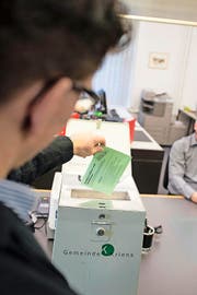 Die Wahlbeteiligung im Kanton Luzern sinkt und sinkt. Im Bild: eine gestellte Szene an der Wahlurne im Gemeindehaus Kriens. (Bild Roger Grütter)