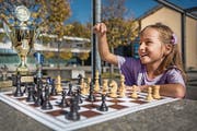 Mit viel Freude und Erfolg: Maria Speerli spielt leidenschaftlich gerne Schach. (Bild: Patrick Hürlimann (Oberägeri, 13. Oktober 2017))