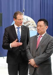 Regierungspräsident Reto Wyss erläutert Geng Wenbing, Boschafter der Volksrepublik China in der Schweiz, die Entwicklungsschwerpunkte in der Agglomeration Luzern. (Bild: Staatskanzlei Luzern)