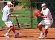 Arbeiten seit beinahe 20 Jahren zusammen: Pierre Paganini (links) und Roger Federer. (Bild: Markus Stücklin/Keystone (Allschwil, 18. April 2003))
