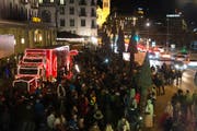 Der Weihnachtstruck macht erneut vor dem Hotel Schweizerhof in Luzern Halt. (Bild: PD)