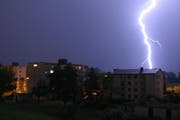 Blitz schlägt in ein Gebäude ein. (Bild: Leserbild Herbert Heggli)