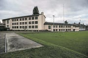Die Tage des alten Schulhauses Staffeln sind gezählt – die Baugespanne stehen bereits. (Bild: Boris Bürgisser (Reussbühl, 26. November 2017))