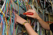 Die Arbeitswelt eines Telematik-Lehrlings. (Bild: Archiv / Neue LZ)