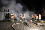 Die Feuerwehr konnte das vollständige Ausbrennen des Gebäudes nicht verhindern. (Bild: Kapo Schwyz)