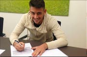 Stefan Knezevic bei der Vertragsunterzeichnung. (Bild: PD)