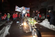 Reto Schmidiger geniesst seinen Triumphzug durchs Dorf Hergiswil auf einem «Trike». (Bild Roger Zbinden/Neue NZ)