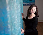Die Künstlerin Rena Glienke mit ihrem Kunstwerk «Die Mauer von Zug» in der Galerie Malte Frank.Bild: Maria Schmid (Zug, 6. Dezember 2017)