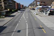 Die Unfallstelle auf der Stansstaderstrasse mit den Fahrzeugen. (Bild: Kantonspolizei Nidwalden)