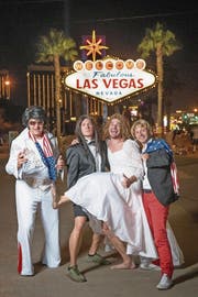 Suspicious Minds: Christian Constantin (links) als Elvis in Las Vegas. (Bild: Maxime Schmid/«Le Temps»)