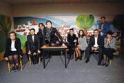 Die Theatergesellschaft Baar zeigt eine etwas andere Hommage zu Ehren von Eugen Hotz: Madlaina Gilli als «Marylin» (von links), Moritz Hassler als «Gregory», Pascal Bruggiser als «Lenny», Jeannine Villiger als «Irene», Angela Spasova als «Ava», Stefanie Joller als «Audrey», Thomas Inglin als «Toni», Matthias Gisin als «Jonny» und Vreni Dossenbach als «Doris». (Bild: Werner Schelbert (Baar, 27. Oktober 2017))
