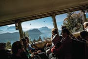 Touristen auf dem Weg nach Rigi Kulm. (Bild: Pius Amrein (Vitznau, 11. Oktober 2017))