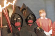 Der Samichlaus beim Auszug aus der Hofkirche. Auch er hat Mühe, Helfer aufzutreiben. (Bilder: Roger Grütter (Luzern, 3. Dezember 2017))