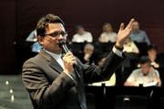 Bischof Gmür stellt sich den Fragen des Luzerner Kirchenparlaments, der im Kantonsratssaal in Luzern tagt. (Bild: Nadia Schärli / Neue LZ)