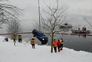 Die Bergung des Unfall-Autos aus dem Zugersee. (Bild Zuger Polizei)