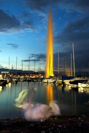 Der Bundesfeiertag wirft in der Romandie einige Fragen auf. Im Bild: Abendszene mit Jet d’eau, dem Wahrzeichen der Stadt Genf. (Bild: Keystone/Salvatore Di Nolfi)