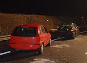 In den Unfall involviert waren auch diese beiden Autos. (Bild: Luzerner Polizei (Eich, 20. Dezember 2017))