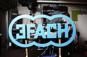 Das Luzerner Jugendradio «3fach» leistet erneut Pionierarbeit. Im Bild zwei Radiomacher im Provisorium im Treibhaus, als das Studio in der Steinerstrasse umgebaut wurde. (Bild: Manuela Jans / Neue LZ)
