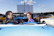 Dominic Dubler und Michelle Müller haben sich einen idealen Platz vor der Leinwand des Autokinos in Muri ergattert. (Bild: Werner Schelbert)