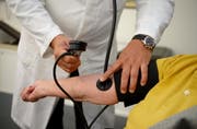 Auch die verschiedenen Ärztevereinigungen sehen in Guido Grafs Liste nicht nur Vorteile. (Bild: Bernd Weiss / EPA)