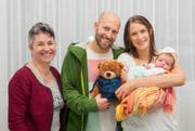 Lena und Fabian Erhard mit Valentin und der Beleghebamme Barbara Zimmermann (links). (Bild: PD)