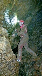 Martin Trüssel in der Bettenhöhle beim Einrichten einer neuen Abseilstelle. (Bild: PD)