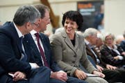 Bundesrätin Doris Leuthard im Gespräch mit den Regierungsräten Guido Graf (links) und Reto Wyss. (Bild Corinne Glanzmann)