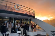 Während dem Sonnenuntergang waren bei den Gästen die Smartphones schnell zur Hand. (Bild: Andrea Decker (Luzern, 29. Juni 2017))