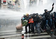 Die Polizei setzt in Paris Wasserwerfer gegen die Demonstranten ein. (Bild: Yoan Valat/EPA (22. März 2018))