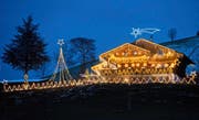 Der Hof Honig bei Ruswil erstrahlt derzeit in weihnächtlichem Lichterglanz. (Bild Eveline Beerkircher)