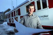 Job Müller vor dem zu reparierenden Zirkuswagen. (Bild Werner Schelbert/Neue ZZ)