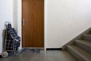 Der falsche Polizist hatte bei einer Rentnerin geklingelt und angegeben, er wolle eine Kontrolle in der Wohnung durchführen. (Symbolbild Alessandro della Bella/Keystone)