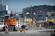 Seit einer Woche sind Arbeiter daran, die Reusseggstrasse zu verbreitern. Die Unterführung im Bildhintergrund muss dazu abgerissen werden. (Bild: Pius Amrein / Neue LZ)