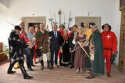 «Staatsbesuch» der anderen Art: Gemeindepräsident Xaver Schuler, Regierungsrat Andreas Barraud und Regierungsrat André Rüegsegger empfingen die «Legion of Legends» und ihren Begleittross im Rathaus in Schwyz. (Bild: PD)