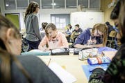 Schüler im alters- und niveaugemischten Geografie-Unterricht der 1. bis 3. Oberstufe in Luthern. (Bild: Manuela Jans-Koch, 10. November 2016)