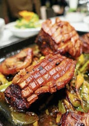 Krustenbraten: Das Bittere des Biers und der Bratenstoffe geht mit der Süsse von Rüebli und Zwiebel eine glückliche Verbindung ein. (Bild: Ingrid Schindler.)