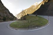 Der Anhängerzug blieb in einer der engen Kurven in der Schöllenen stecken. (Bild: Google Maps)