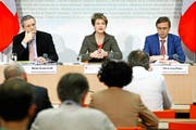 Martin Dumermuth (links), Direktor des Bundesamtes für Justiz, Bundesrätin Simonetta Sommaruga und Hans-Jürg Käser, Präsident der kantonalen Justizdirektoren, warnten gestern vor der Durchsetzungsinitiative. (Bild: Keystone/Thomas Hodel)