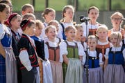 Kinder jodeln am Festakt des 60. Zentralschweizer Jodlerfests in Sarnen. (Archivbild Neue LZ)