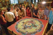 Zahlreiche Besucher hatten zuvor die Entstehung des tibetischen Kunstwerkes verfolgt. (Bild: Benno Bühlmann)