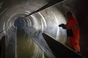 Der städtische Mitarbeiter Oswin Wicki leuchtet in den den Maihofstollen. (Bild: Boris Bürgisser / LZ)