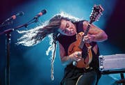 Tash Sultana beherrscht nicht nur die Gitarre – und wird dies am 28. Juli am Blue Balls im Pavillon unter Beweis stellen. (Bild: Marc Grimwade/Getty (26. Januar 2017))