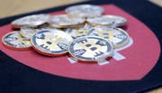 Auf der Einwohnerkontrolle der Stadt Zug kann mit Bitcoins (Bild) bezahlt werden. Dazu werden nun Fragen aufgeworfen. (Bild Stefan Kaiser)