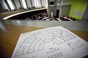 Blick von der Tribüne in den Luzerner Kantonsratssaal. Die Sitzordnung bleibt gleich, die Vertretung in den Kommissionen ändert zu Ungunsten von Grünen und GLP. (Bild Pius Amrein)