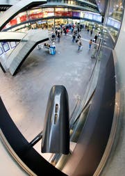 Eine Überwachungskamera filmt einen Teil des Bahnhofs Zug. (Bild: Stefan Kaiser / Neue ZZ)