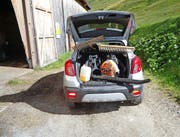 Startbereit: Der Opel Mokka bietet mit einem Ladevolumen von total 1372 Litern wertvollen Platz für Rechen, Bläser und anderes auf der Alp benötigtes Material.