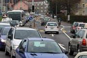 Zur Rush Hour staut sich der Verkehr auf vielen Zuger Strassen. Im Bild die Baarer Langgasse bei der Abzweigung in die Ägeristrasse. (Bild: Archiv Christof Borner-Keller / Neue ZZ)